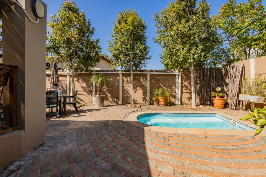 5 Bedroom Property for Sale in Peerless Park Western Cape